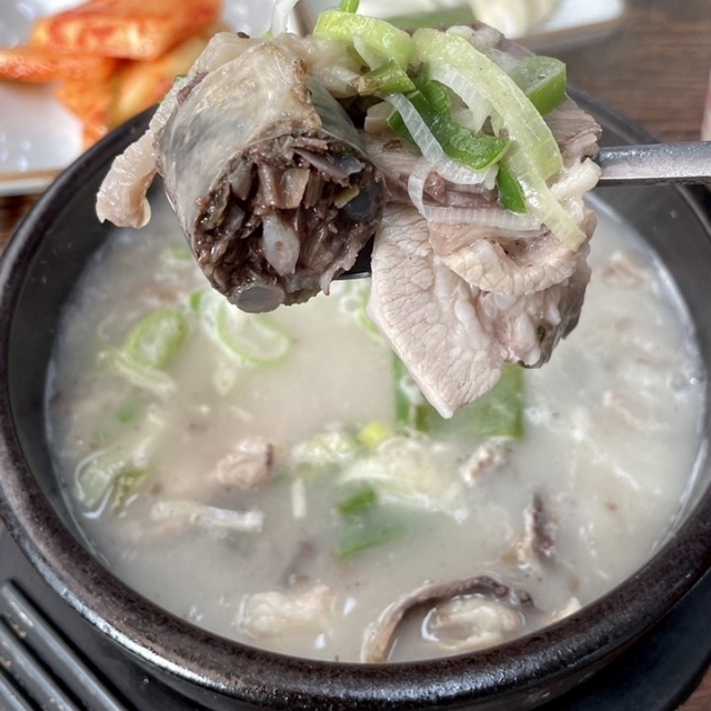 깊고 담백한 육수의 진한 맛 원조 병천순대국