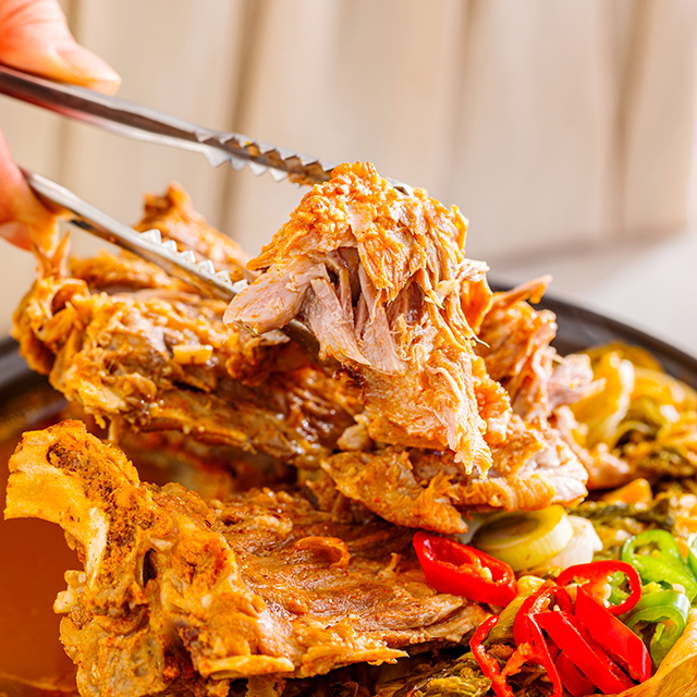 놀라운 맛에 푸짐한 구성! 깊고 진한 우거지감자탕 