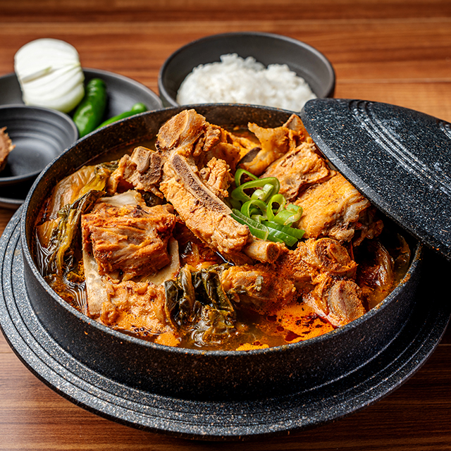 놀라운 맛에 푸짐한 구성! 깊고 진한 우거지감자탕 