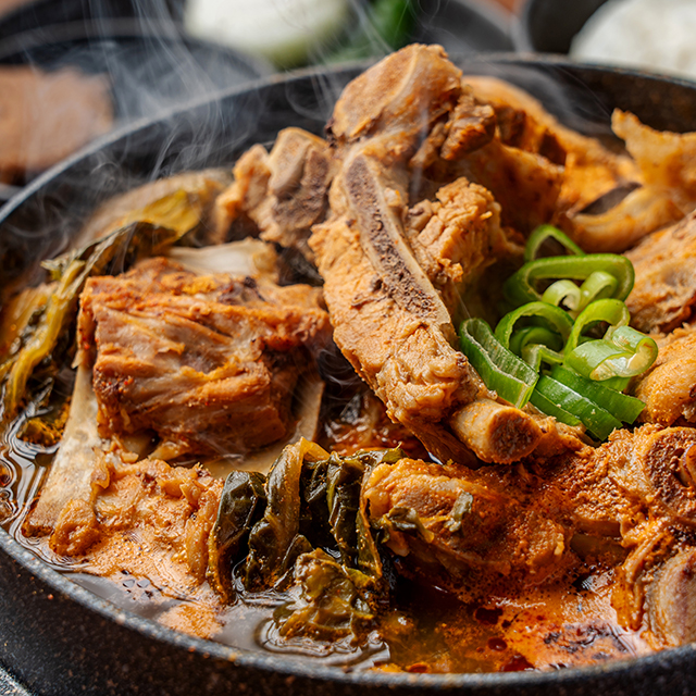 놀라운 맛에 푸짐한 구성! 깊고 진한 우거지감자탕 