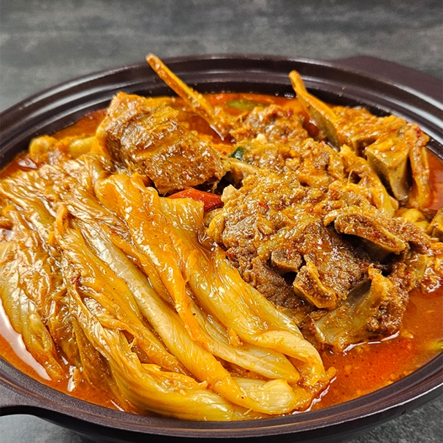 살코기 가득!! 등뼈와 김치가 통째로 들어간 김치뼈찜