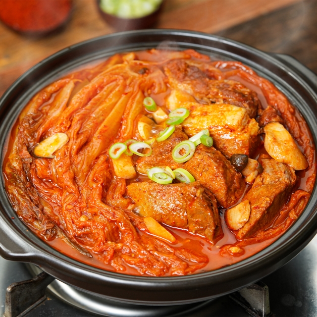 돼지고기가 듬뿍 들어간 통 묵은지 김치찜 700g
