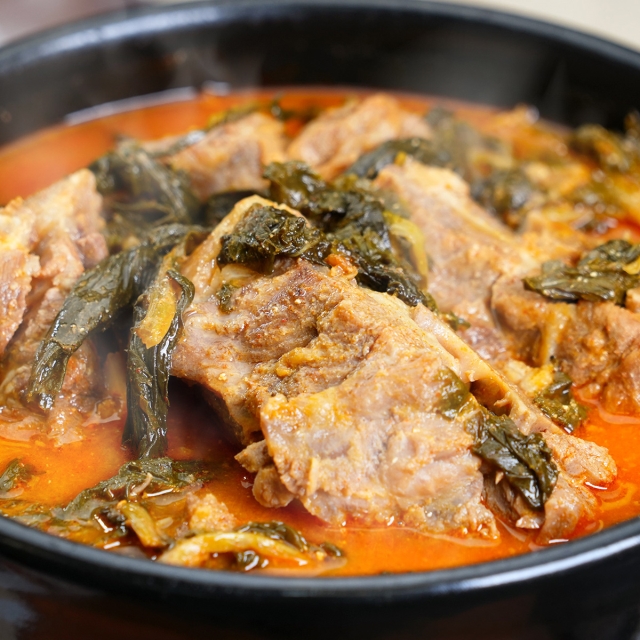 푹 끓인 사골과 특제 양념으로 맛을 낸 시원한 사골 감자탕 800g